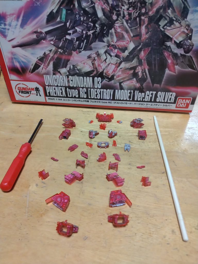 作品名：フェネクスtypeRCサイコフレーム<p>ユニコーンガンダム3号機フェネクスtypeRCのサイコフレームを塗装することにしました。写真は本体からバラしたサイコフレームの部品です。裏側にはシルバーが塗ってあって、当時、クリアパーツが映えるようにしようとしたようです […]</p>
