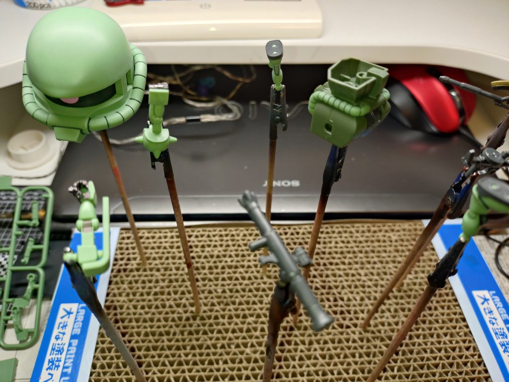 だけど、簡単なスミ入れとつや消しコートで、少し手を加えます。