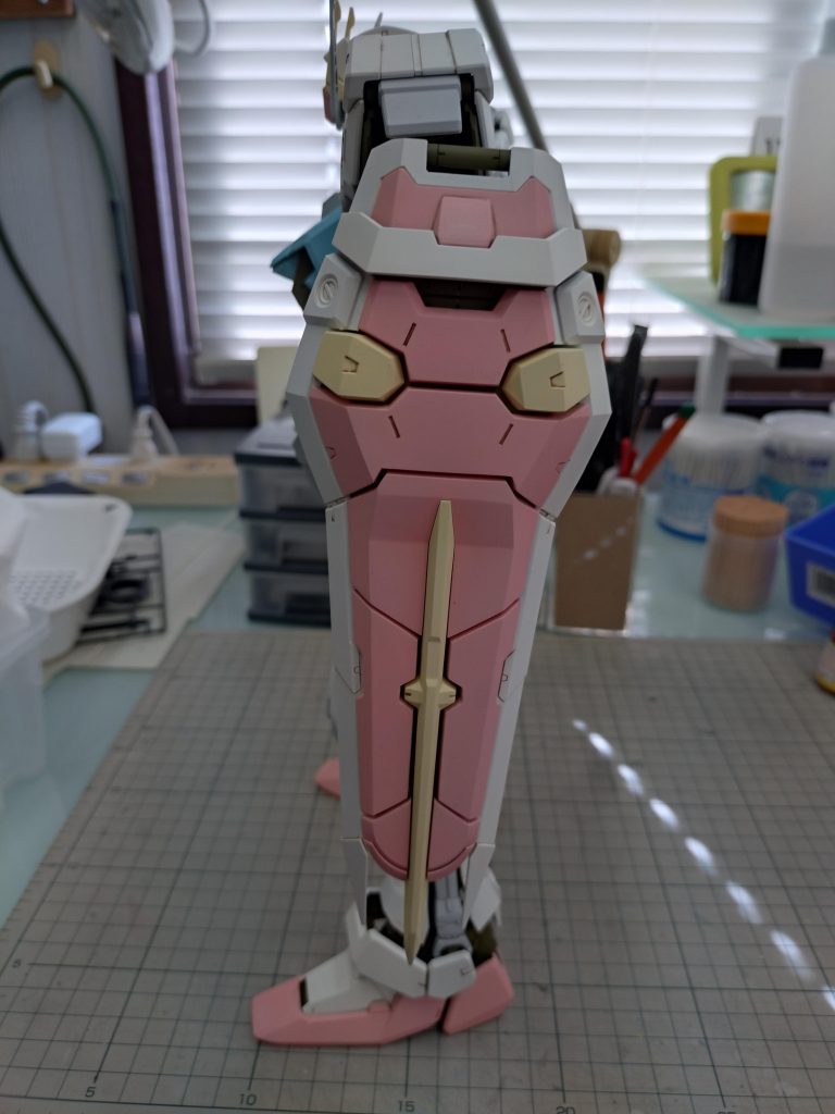 今作一番の苦戦場所、シールドの赤い部分は切り離して別体にしてます、それに伴い黄色い部分も形状変更