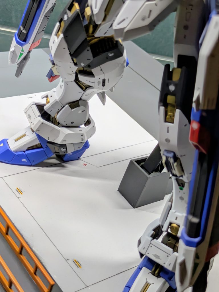 台座は付属のものを加工し、2センチの板にプラバンを貼り付け、手すりも自作しました