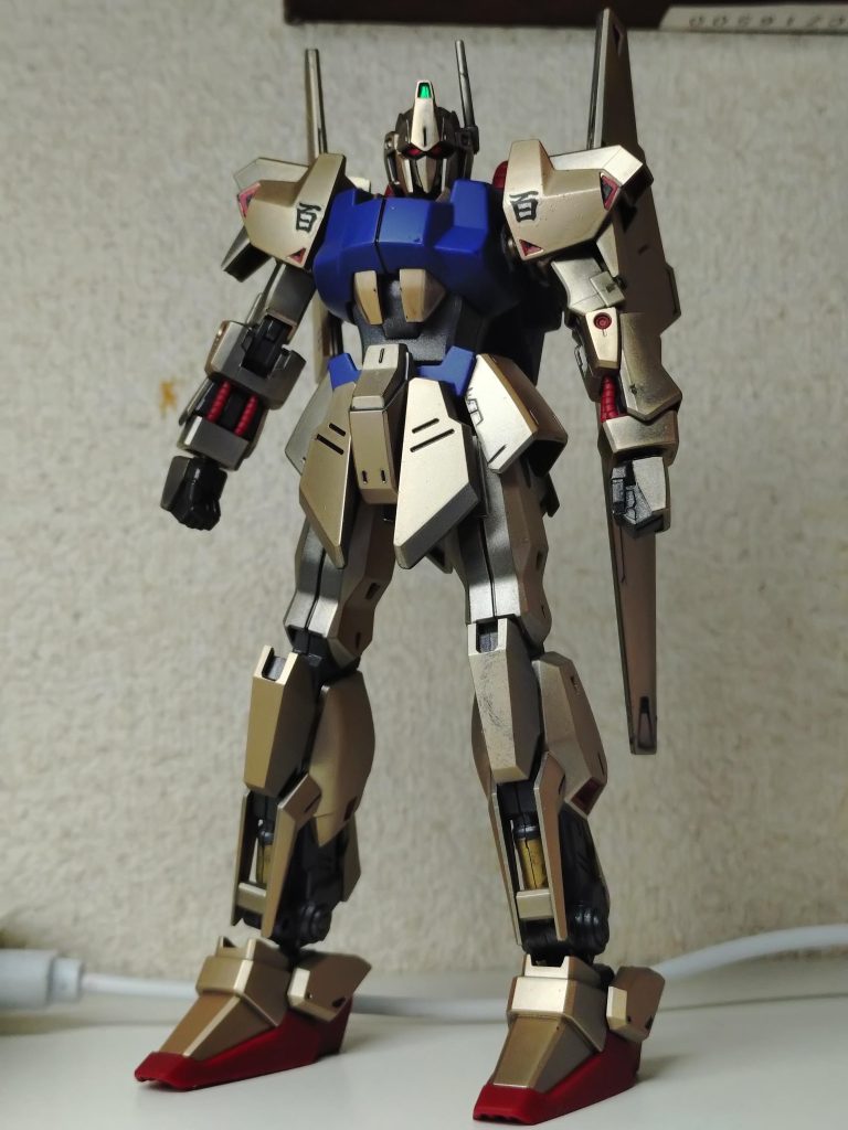 黒下地にゴールドを吹き付けました。胸部は無塗装成型色で。