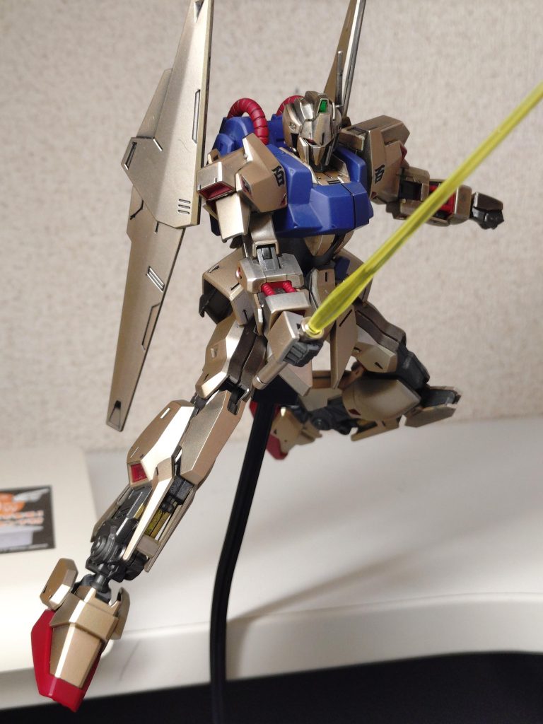 シャアという御人は、派手なものが好きなんですかね？赤だったり金だったり…。