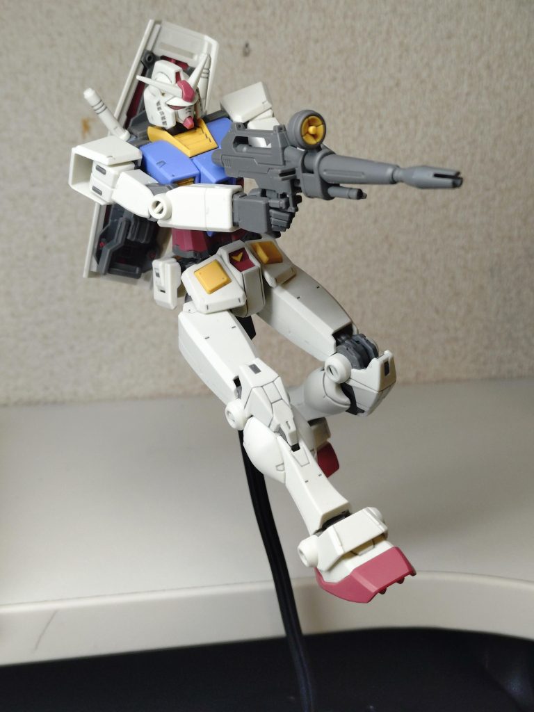 元々のデザインがシンプルな事もあるでしょうが、各パーツが余り干渉せずに可動域の広さを活かしてる様に思います。