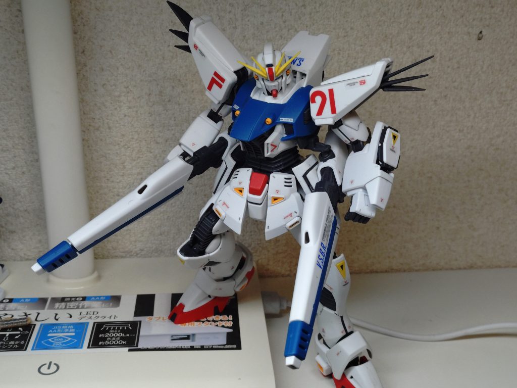 ウェズバーという特徴的な武装を備えたF91。実はそんなに大きくないんですね。