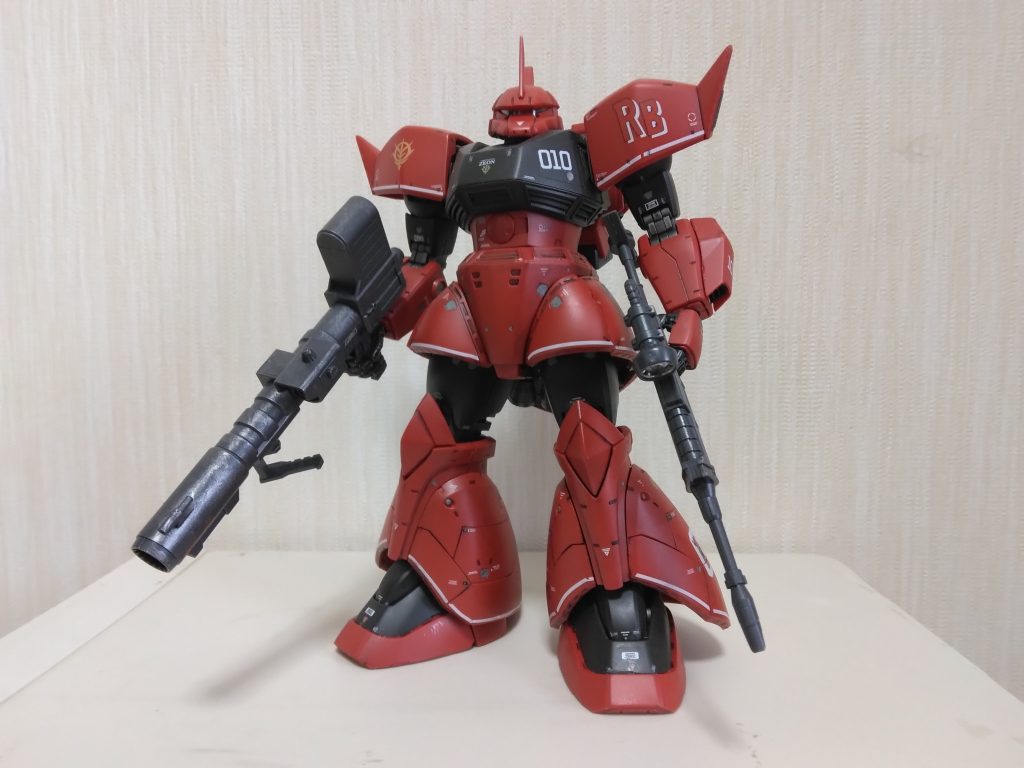 しかし、今回もデカール貼りが終わりトップコートまで乾燥させて最後に組み上げる際に両脚の付け根がグラつく事に気付きました。