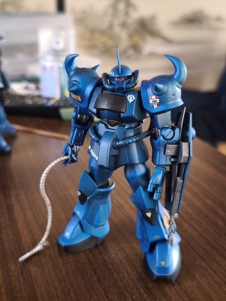 旧HGグフシールドにサーベルがなんかカッコいい。肩にはボールジョイントを埋めてあり、いかり肩になってる（と思う）