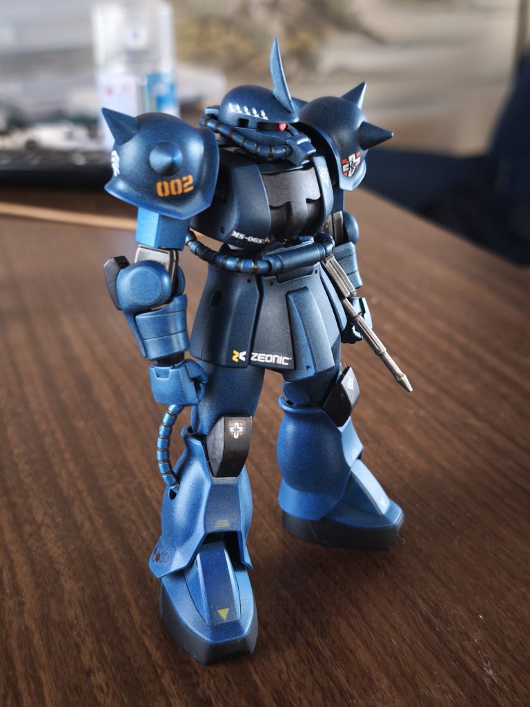 もとはシャアザク。部品取り寄せで肩をもう一つ。胴体をぶった切り、なんちゃってフレームとボールジョイント接続