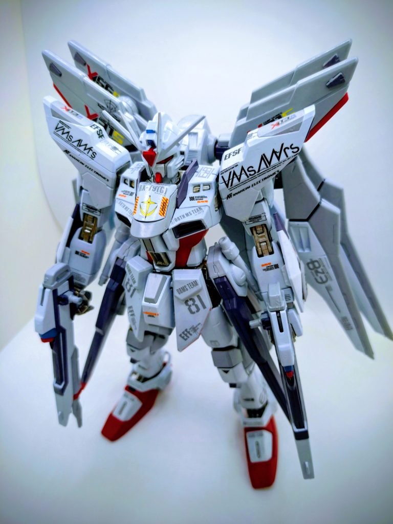 関節等の内部はシャインシルバー、ウイングユニットの内部はルプリスグレーを使ってます。ウイングユニットの内部もシャインシルバーにしようか迷いましたが、思い切ってルプリスグレーにしたら、何気に合う(笑)