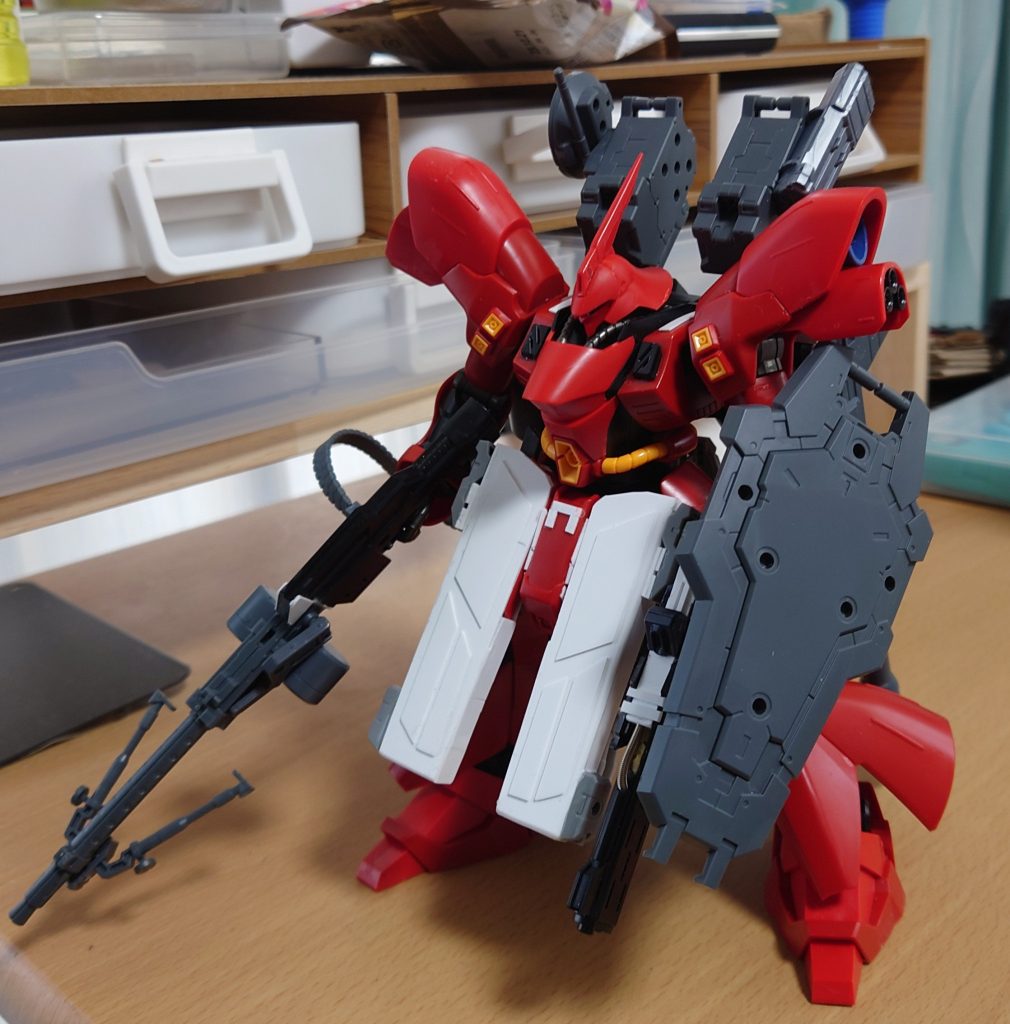 塗装前 フロントスカートは元のモノの上からプラ板を貼って作成。リヤスカートはザクIIIから流用。肩にブースターを追加。武装は30MMのモノを組み合わせています。