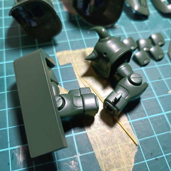 HGグフカス君の水色んとこから筆塗りしてみたパート2。自分目線で綺麗だと思うくらいのｸｵﾘﾃｨ…。光の当たり具合で筆の走り跡が見えるけど、つや消しと汚しで目立たなくなるんじゃないかなぁと期待。（2枚目）