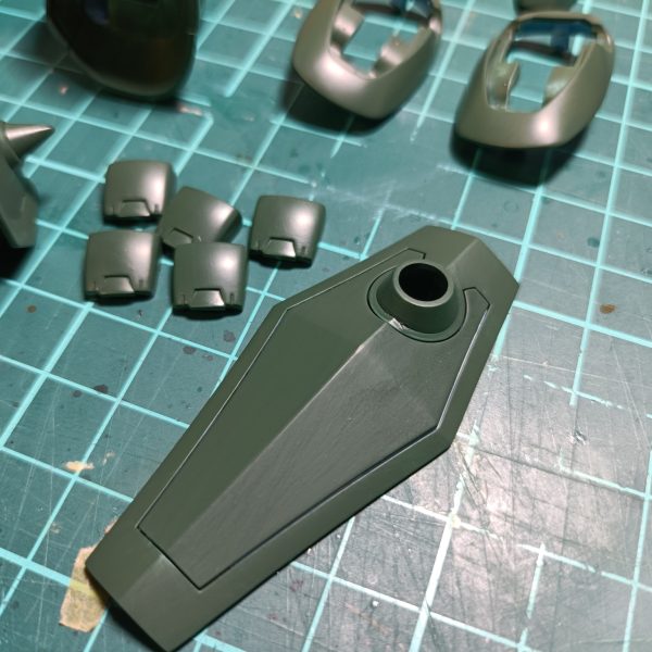 HGグフカス君の水色んとこから筆塗りしてみたパート2。自分目線で綺麗だと思うくらいのｸｵﾘﾃｨ…。光の当たり具合で筆の走り跡が見えるけど、つや消しと汚しで目立たなくなるんじゃないかなぁと期待。（3枚目）