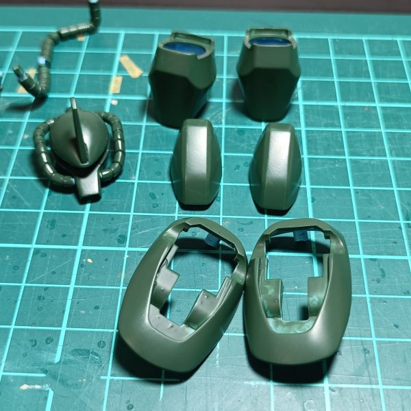 HGグフカス君の水色んとこから筆塗りしてみたパート2。自分目線で綺麗だと思うくらいのｸｵﾘﾃｨ…。光の当たり具合で筆の走り跡が見えるけど、つや消しと汚しで目立たなくなるんじゃないかなぁと期待。（4枚目）