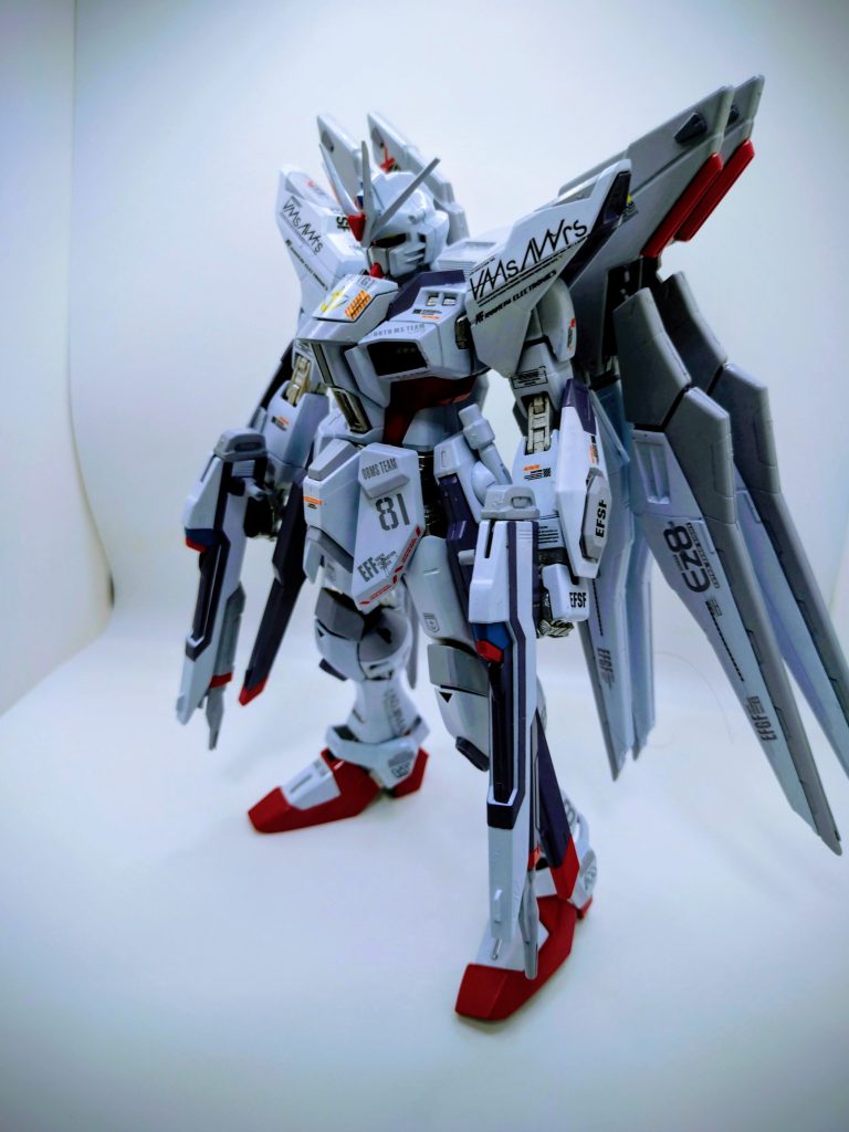 インパルスブランシュは、全体的にホワイトとグレー、レッドのシンプルなカラーリングなので、ブランシュの画像を見ながら、真似した感じです。