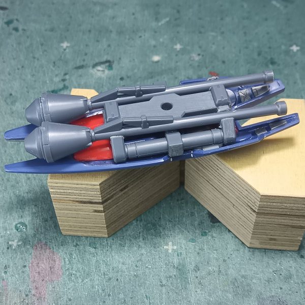 ジャンク箱の中にバンダイのビルダーズパーツのミサイルポッドがあったのでネオジム磁石を使ってスネに装着できるようにしましたちょっと前にシールド裏にシュツルムファウストを2連装で付けたのですが、 “骨” は2連装で付いてるモノが好きなんですどんなモノでもダブル、ツインで付いてるとカッコいいと思ってしまうのですビルダーズパーツのミサイルポッドも2連装だったので使うことにしましたが、3連装なら使わなかったことでしょう(でもザクのミサイルポッドはカッコいいと思う天邪鬼でスミマセンm(_ _)mネオジム磁石装着なのでバランスがとれないと “くるん” と回転してしまうのでバランスをとるために重りを付けてありますなお肩にも装着できるように肩にもネオジム磁石を取り付ける予定でございます(6枚目)