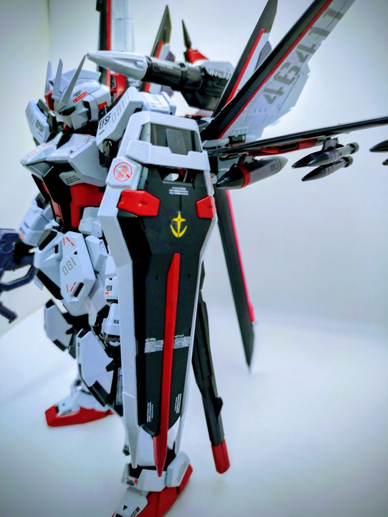 デカールは相変わらず、なんとなく決めて貼りまくり。デカールは多分、地球連邦軍のデザイン？  