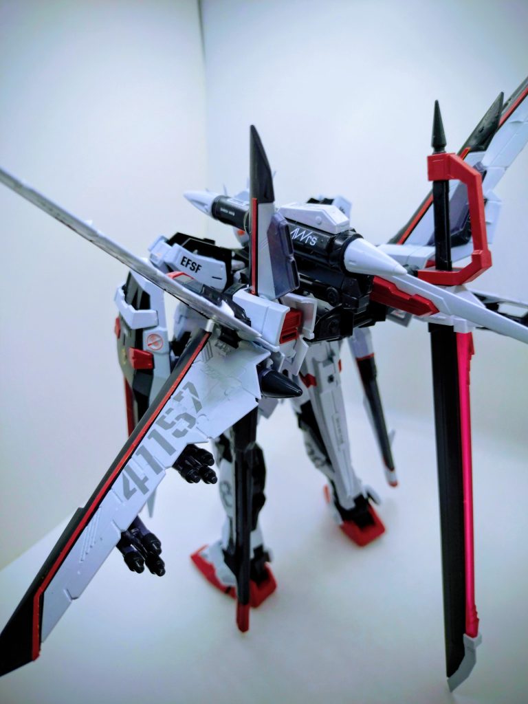 ウイング等は、付属のイエローのシールをレッドに塗装？して貼りました。まぁ、うまく貼れてない部分もありますが、ご容赦下さい😆  