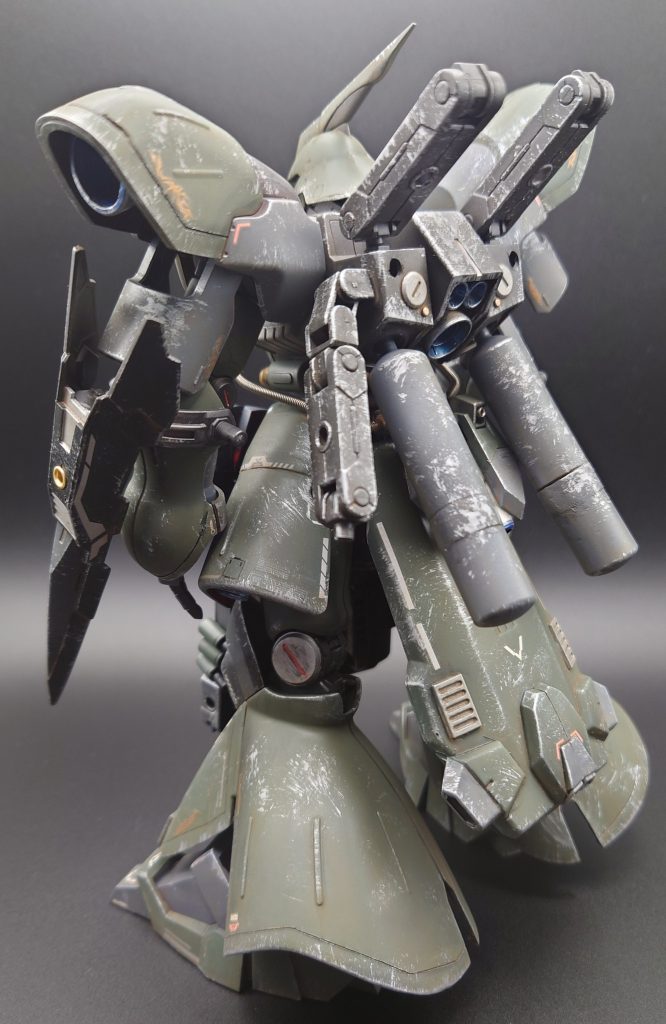 後面 リヤスカートも大型化。ファンネルラックは取り外し、作戦に合わせた装備が出来るマルチジョイントに変更。