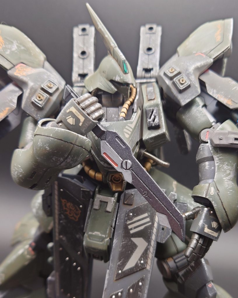 コンバットナイフ ビームサーベルでは戦い難い超近接戦や閉所での戦闘で使用。右側フロントスカート内に収納可能。