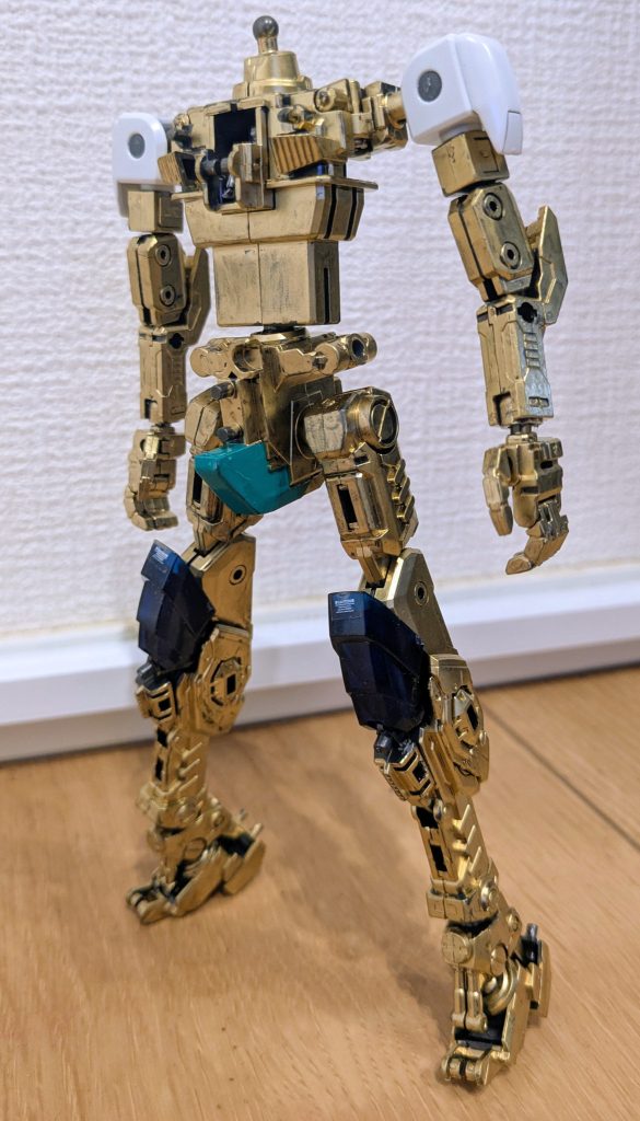 まずはストフリに寄せるということで、フレームから１枚。フリーダムのフレームをすべてガンダムゴールドで塗装。中身からしっかりストフリを意識してみました！