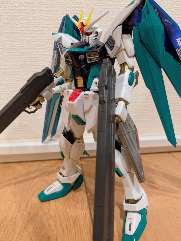 素立ちで１枚。羽、コックピットハッチ、胴回り、スリッパ等々、部分部分をエメラルドグリーンで塗装しました。これだけでかなり初音ミク Ver.な感じに見えるようになりました！