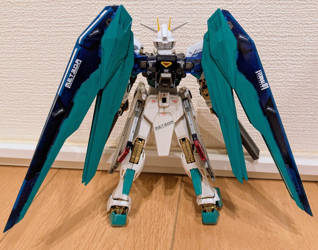 背面から１枚。ふくらはぎのバーニアカバーも、目立たないけどしっかりエメラルドグリーン。羽がエメラルドグリーンになることで、初音ミクの髪のイメージに近い感じになるんですね！