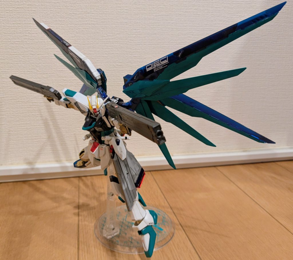 イメージ写真に寄せてその2。なぜかビームライフルが紛失していたので、代わりに何かないかと探したところ、これだ！と思い持たせたのがこちら。ULTRAMANのプラモから、マルス133改を２丁装備させてみました。ストフリ弐式のレールガンに雰囲気も似ていたので合うんでないかな〜と思い、やってみたらしっくりきて満足満足！