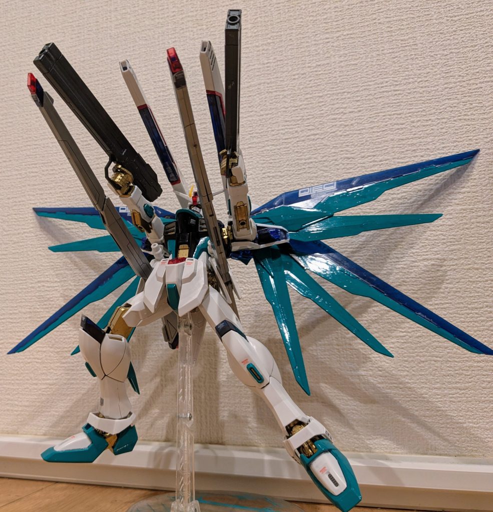 イメージ写真に寄せてその3。ホントはドラグーンのフルバーストなんですが、フリーダムなのでノーマルのハイマットフルバーストで。レールガン６丁ってのはなかなかに迫力があってカッコいいです！