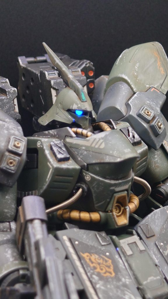 『ビコーン!!』 モノアイも蛍光塗料で塗装したのでブラックライトで光ります。