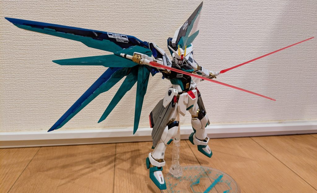 ストフリ弐式【初音ミクver.】のイメージ写真に寄せてその１。ビームサーベル、ライフルを握らせるため、グリップを強めに加工しました。