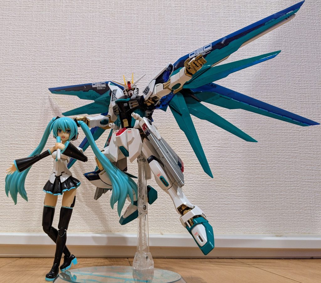 イメージ写真に寄せてその5。最後に、モデルとなった娘のフレームアームガール初音ミクとのツーショットで締めです！こうして並べると、だいぶストフリ弐式【初音ミク Ver.】に寄せられたのではないかな〜と思い、今回アップさせていただきました。父娘そろって最後の写真でお腹いっぱいになったところで、本日の投稿終了でございます。また何かありましたら、アップしていきますので、その時はまたご覧いただけると嬉しいです。最後までお付き合いいただき、ありがとうございました！！