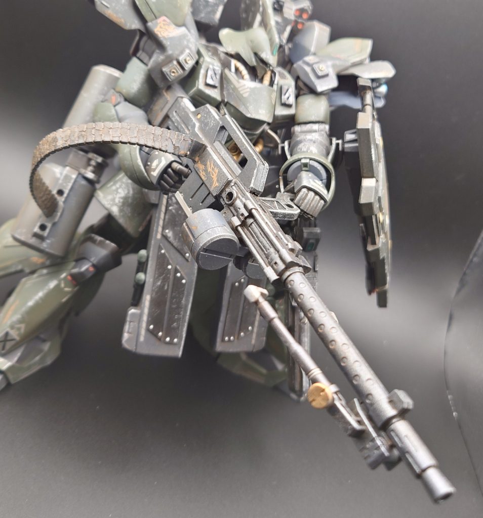 大型機関銃 大口径徹甲弾を大量にバラ撒くことが可能。弾薬はバックパック右側に増設した大型弾倉から大量供給される。