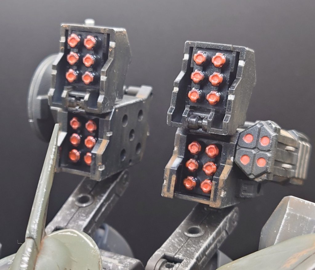 ロケットランチャー 背面に追加されたロケットランチャー。対象物に対して牽制や面制圧等を目的として使用。