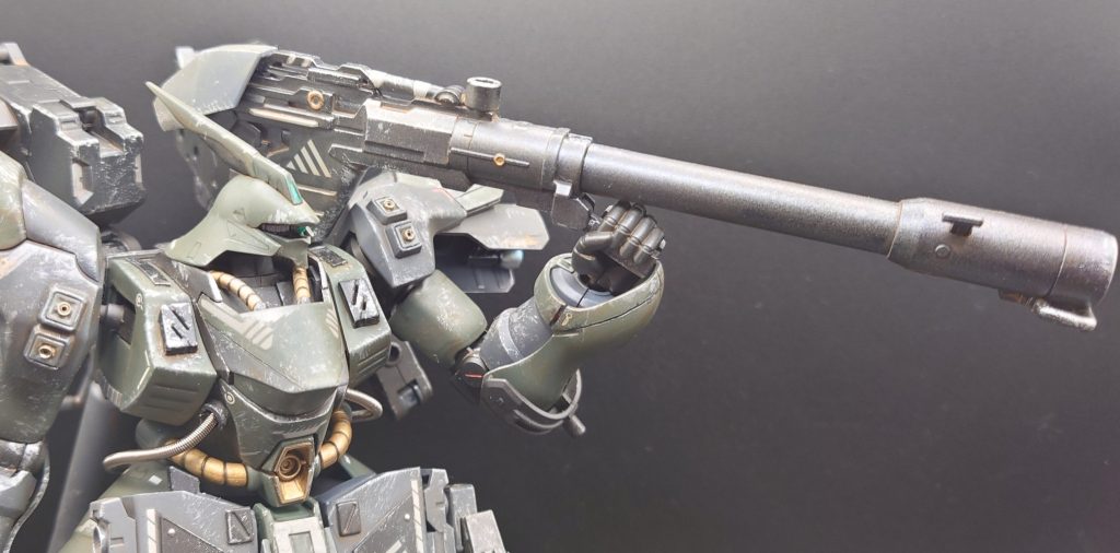 大型バズーカ バックパック左側に追加装備された大型バズーカ。