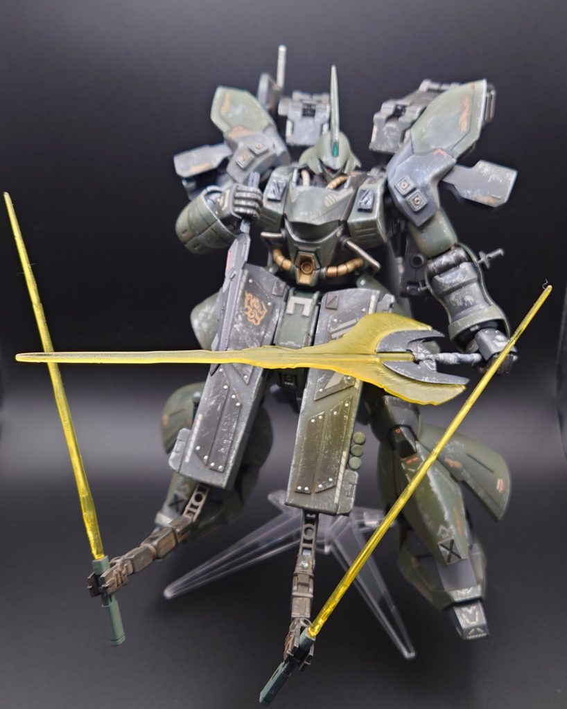 隠し腕 左右フロントスカート裏に仕込まれている隠し腕。ビームサーベルだけでなく、ビームショットライフル改やフロントスカート側面に装備した手榴弾も使用可能。