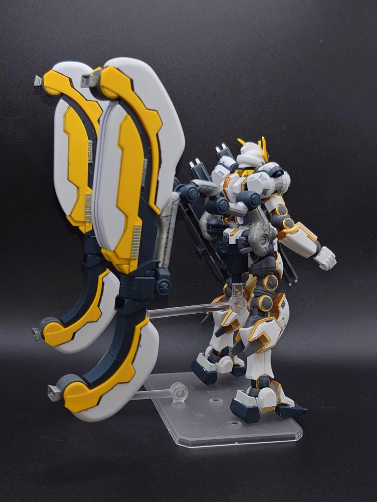 背面シールは浮きやすそうなので金で塗っちゃいました