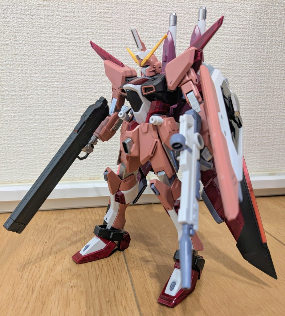 素立ちで1枚。ビームライフルは左手に、初音フリーダムに持たせたレールガン、マルス133改を右手に装備。関節は初音フリーダムがゴールドだったので、並べてそれっぽくなるよう、シルバーにしました。で、重音テトのイメージに近づけるよう、肩の先端、腰回り、スリッパ部分等々をワインレッドで塗装しました。膝スラスター部分も同様。初音フリーダムがふくらはぎをエメラルドグリーンだったので、対称に膝前部をワインレッドにしてみました。重音テトに寄せつつ、弐式にも近づけられた感じかもです。