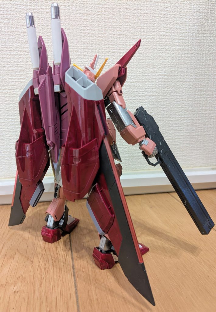 バックショットで1枚。バックパックは中央はそのまま、左右のバーニアバックと羽をワインレッドで塗装しました。重音テトの左右の巻き髪をイメージしての塗装です。