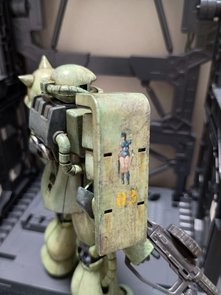 シールドはダメージ盛ってザクガールのデカール貼ってみました✨️