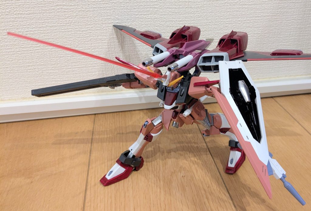 イメージ写真に寄せてその5。弐式といえばこれ!というショットです!ビームサーベルのエフェクトを加工し、トサカにはまるようにしました。違和感なく設置できて良かった!