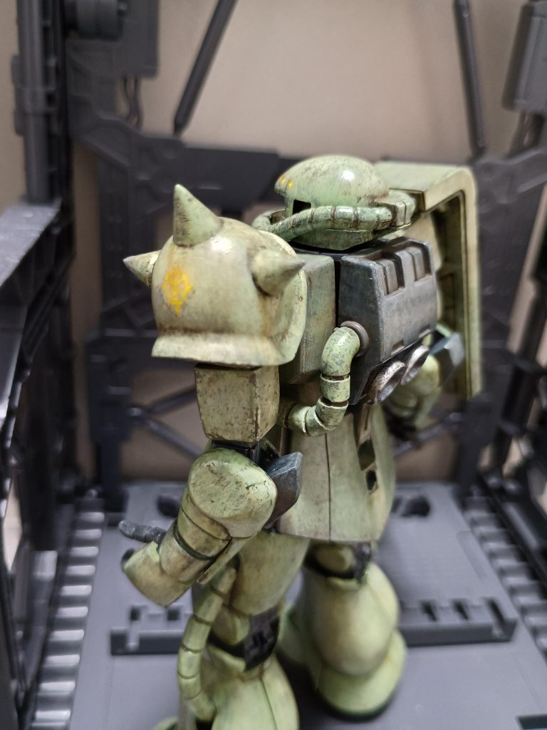 左肩にはジオンマークスパイク先端シャープ化、肘裏をパテ埋めしました。