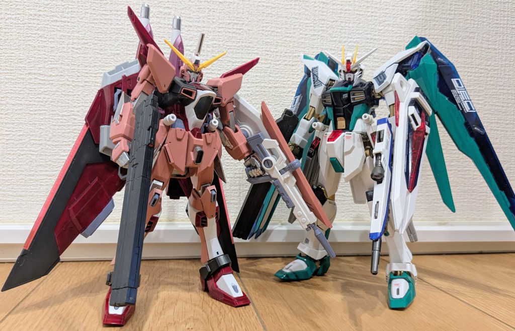 最後に、初音フリーダムと並べて1枚。色的にも初音ミクと並べてもそれっぽいかな〜と思える機体になったと思い、本日アップさせていただきました。もし1/100ズゴックが手に入ったら中に入れてみたいな〜なんて思いがフツフツと沸いてくる、そんな時間でした(笑)以上、インフィニットジャスティス【重音テト Ver.】でした!ご覧いただき、ありがとうございました!!