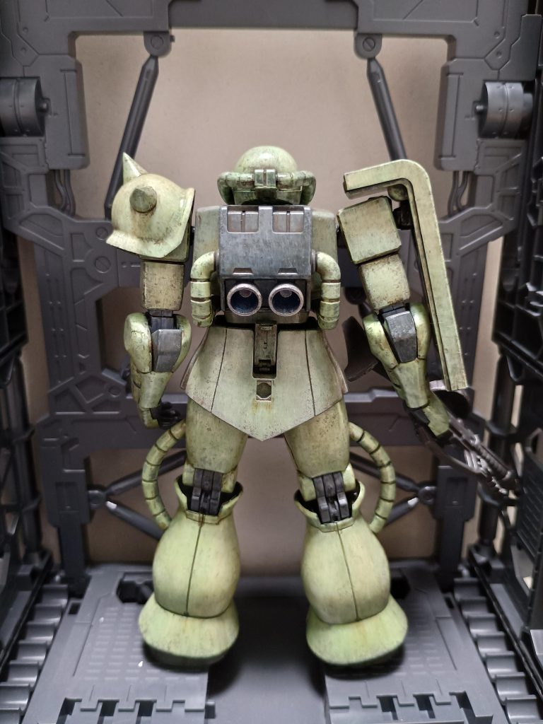 バックショット📸ももの裏なんかいい質感出てる✨️✨️その割にふくらはぎが綺麗過ぎる💦スポンジチッピングは少しやり過ぎくらいでも良さそうですね。筆塗り全塗装なかなか楽しかったのでまた挑戦します!!