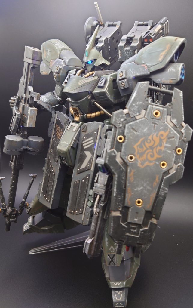 以上、『陸戦型サザビー』でした。今回は塗装後の仕上げにウォッシングとチッピングをしましたが、チッピングをやり過ぎた気がします(苦笑)また、ウォッシングをエナメル塗料でした結果、隠し腕の関節数カ所で割れが発生してしまいました。次からは水性塗料を試してみようかと思ってます。最後までご覧いただき、ありがとうございました。