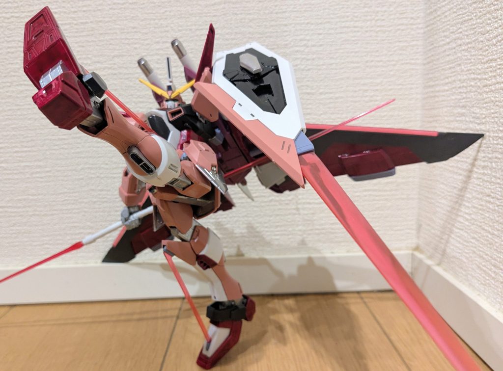 イメージ写真に寄せてその4。可動域の関係で、足の角度が上下逆なんですが、ご容赦ください(笑)それでもこれだけ躍動感のあるポーズが付けられる旧キットです!