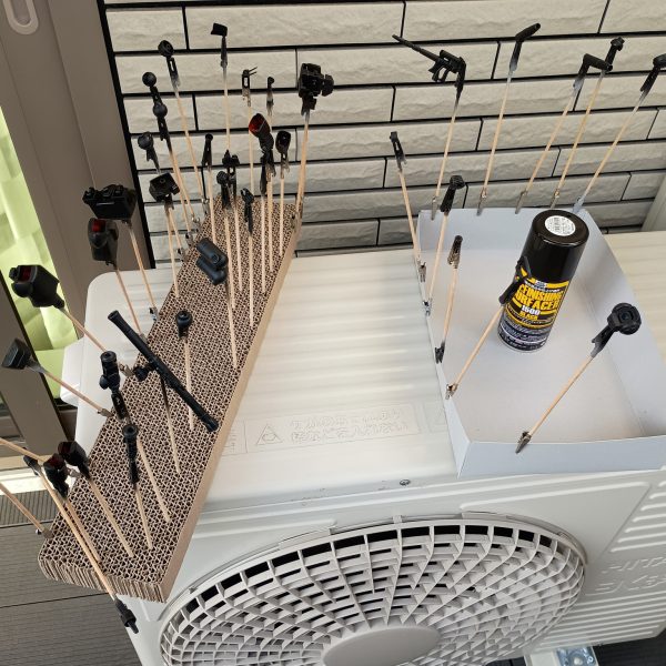 サフ後。スプレーはベランダでやってます。室外機の上が定位置wwwなんか見慣れたバズーカが紛れ込んでいる…黒立ち上げならいっそエコプラが欲しい…💦合わせ目消したくらいで特に改造はしてません。肩のカバーは外れなくなると嫌なので付けてません。改造なしでも十分かっこいいですね✨️✨️（2枚目）