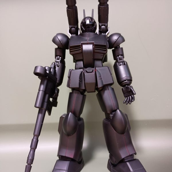 サフ後。スプレーはベランダでやってます。室外機の上が定位置wwwなんか見慣れたバズーカが紛れ込んでいる…黒立ち上げならいっそエコプラが欲しい…💦合わせ目消したくらいで特に改造はしてません。肩のカバーは外れなくなると嫌なので付けてません。改造なしでも十分かっこいいですね✨️✨️（5枚目）