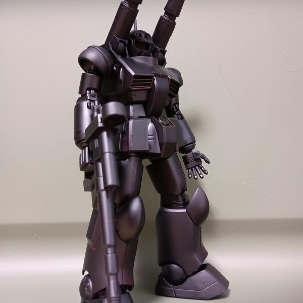 サフ後。スプレーはベランダでやってます。室外機の上が定位置wwwなんか見慣れたバズーカが紛れ込んでいる…黒立ち上げならいっそエコプラが欲しい…💦合わせ目消したくらいで特に改造はしてません。肩のカバーは外れなくなると嫌なので付けてません。改造なしでも十分かっこいいですね✨️✨️（7枚目）