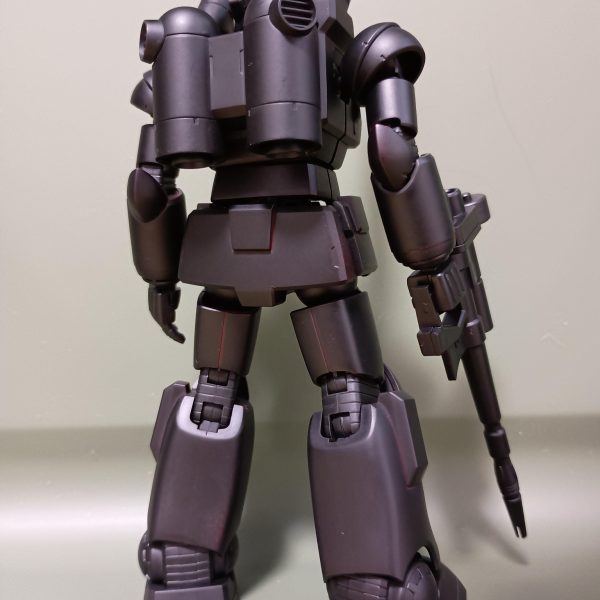 サフ後。スプレーはベランダでやってます。室外機の上が定位置wwwなんか見慣れたバズーカが紛れ込んでいる…黒立ち上げならいっそエコプラが欲しい…💦合わせ目消したくらいで特に改造はしてません。肩のカバーは外れなくなると嫌なので付けてません。改造なしでも十分かっこいいですね✨️✨️（6枚目）