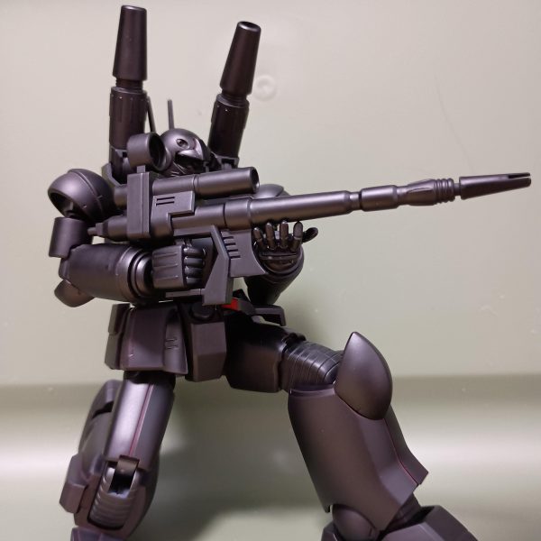 サフ後。スプレーはベランダでやってます。室外機の上が定位置wwwなんか見慣れたバズーカが紛れ込んでいる…黒立ち上げならいっそエコプラが欲しい…💦合わせ目消したくらいで特に改造はしてません。肩のカバーは外れなくなると嫌なので付けてません。改造なしでも十分かっこいいですね✨️✨️（4枚目）