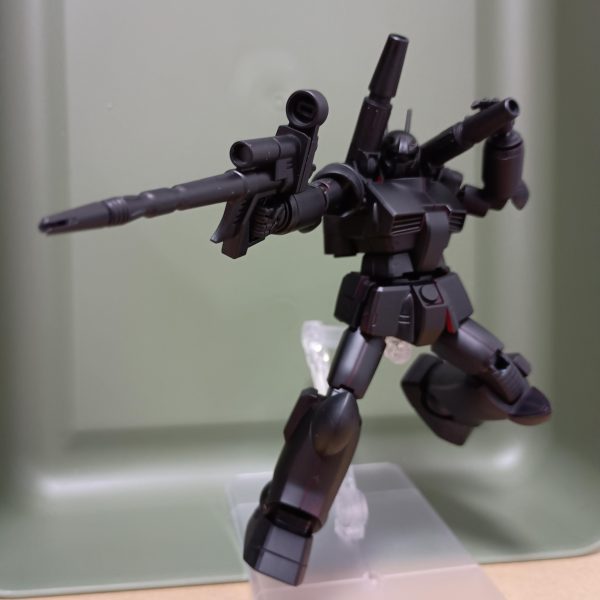 サフ後。スプレーはベランダでやってます。室外機の上が定位置wwwなんか見慣れたバズーカが紛れ込んでいる…黒立ち上げならいっそエコプラが欲しい…💦合わせ目消したくらいで特に改造はしてません。肩のカバーは外れなくなると嫌なので付けてません。改造なしでも十分かっこいいですね✨️✨️（3枚目）